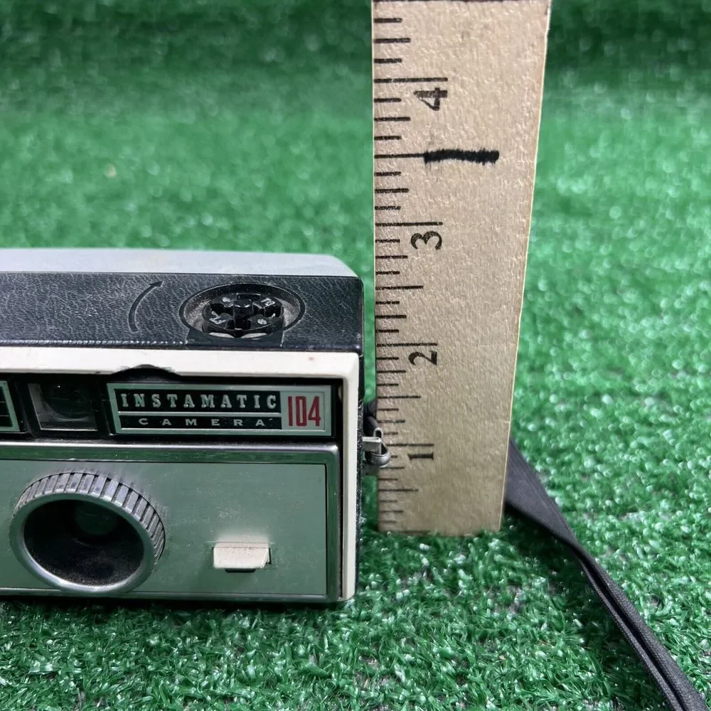Vintage Kodak Instamatic 104‎ Film Camera With 2 Sylvania Flash Cubes